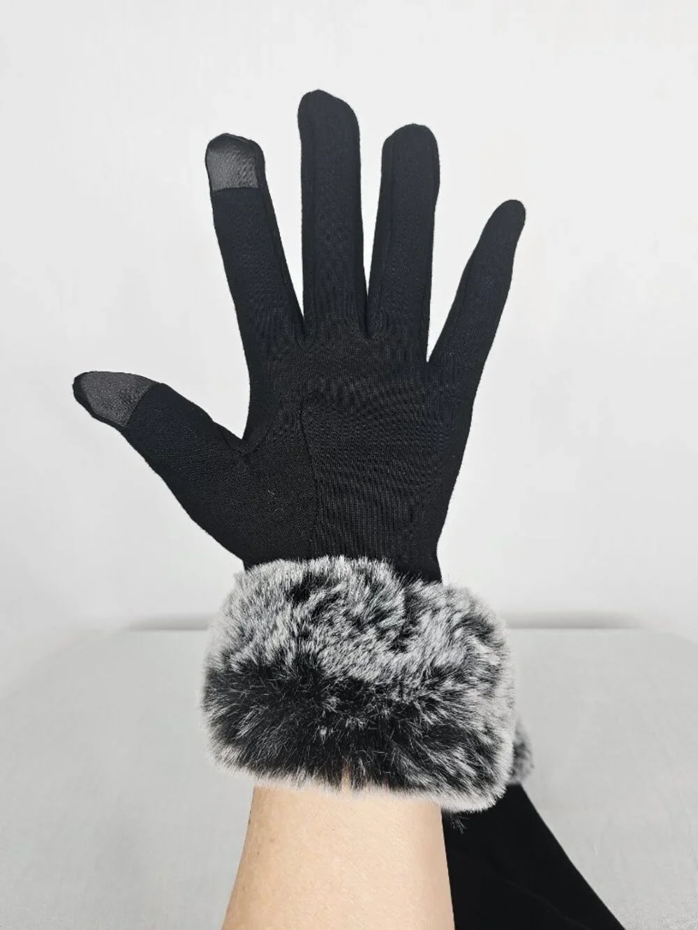 2 Chic Touchscreen Gloves | Faux Fur Cuff | Black Gray | Small NWOT